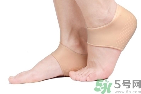 腳后跟腫是什么原因引起的？腳后跟腫怎么辦？