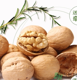 核桃仁皮發(fā)黑能吃嗎？核桃仁皮發(fā)黑怎么回事？