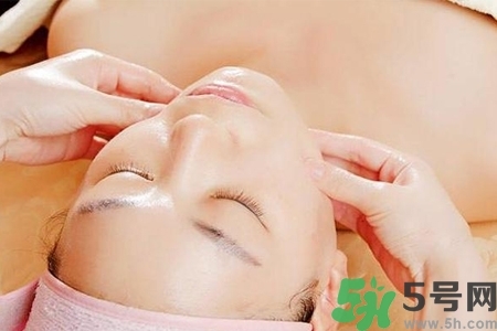 面部刮痧用什么精油好？面部精油刮痧有什么好處？