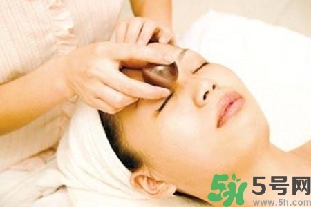 面部刮痧用什么精油好？面部精油刮痧有什么好處？