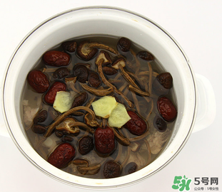 燉排骨什么時候放鹽最好？燉排骨放什么調(diào)料？