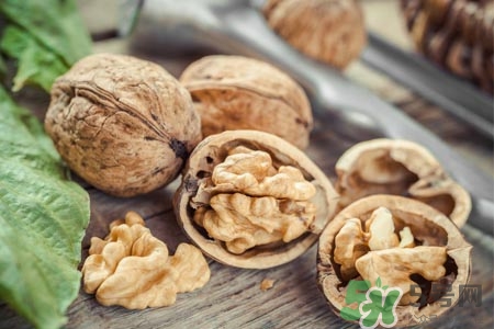 吃核桃可以喝茶嗎？吃核桃喝茶會(huì)中毒嗎？