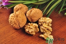 吃核桃可以喝茶嗎？吃核桃喝茶會(huì)中毒嗎？