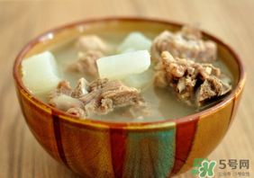 排骨湯為什么是白色的？排骨湯怎么熬成乳白色的？