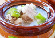 排骨湯為什么是白色的？排骨湯怎么熬成乳白色的？