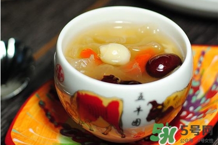 早上空腹喝銀耳紅棗湯好嗎？早上喝銀耳紅棗湯有什么好處？