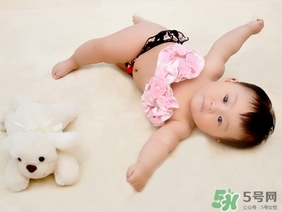 冬天出生的寶寶穿什么衣服？冬天出生的寶寶要準(zhǔn)備什么衣服？