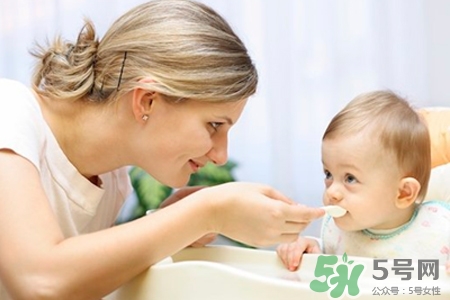 什么時候給寶寶添加輔食合適？寶寶輔食添加時間表