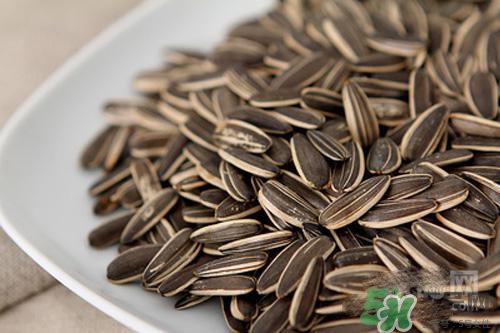 南瓜子和葵花籽哪個(gè)好？南瓜子和葵花籽區(qū)別？