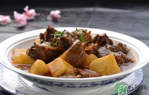 煮牛肉什么時候放鹽？燉牛肉什么時候放鹽好？