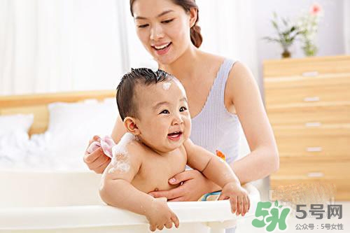 寶寶冬天多久洗一次澡？寶寶冬天洗澡水溫多少度合適？