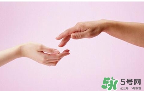 睡覺(jué)睡到半夜手麻是怎么回事？睡覺(jué)睡到半夜手麻怎么辦？