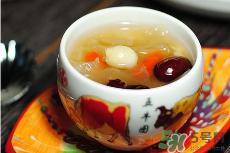?銀耳湯經(jīng)常喝有什么好處？經(jīng)常喝銀耳湯有副作用嗎？