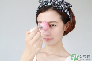 冬天化妝要用散粉嗎？冬天化妝需要定妝粉嗎？