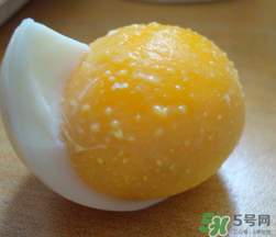 熟雞蛋滾臉有什么好處？熟雞蛋滾臉能吸毒素嗎？