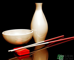 白酒可以帶上飛機(jī)嗎？飛機(jī)可以托運(yùn)白酒嗎？