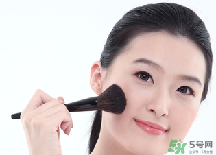 冬天化妝起皮怎么辦？冬天化妝臉干怎么辦？