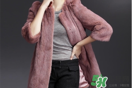 冬天穿羽絨服暖和還是貂皮暖和？貂皮和羽絨服哪個暖和？