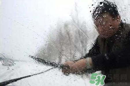 冬天早上車玻璃上的冰霜怎么弄？冬天早上車玻璃上的霧怎么弄？