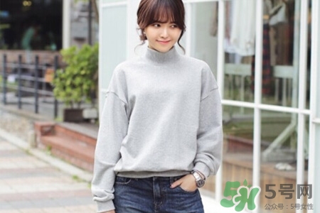 冬天衛(wèi)衣里面穿什么？套頭衛(wèi)衣里面還穿衣服么？