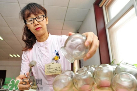 冬天拔罐好還是刮痧好？冬天刮痧和拔罐哪個(gè)效果好？