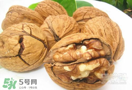 松子和核桃哪個(gè)營(yíng)養(yǎng)價(jià)值更高？松子和核桃哪個(gè)更容易發(fā)胖？