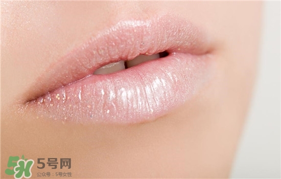 防曬唇膏要卸妝嗎？防曬唇膏晚上可以用嗎？