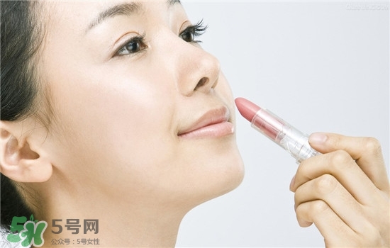 防曬唇膏要卸妝嗎？防曬唇膏晚上可以用嗎？