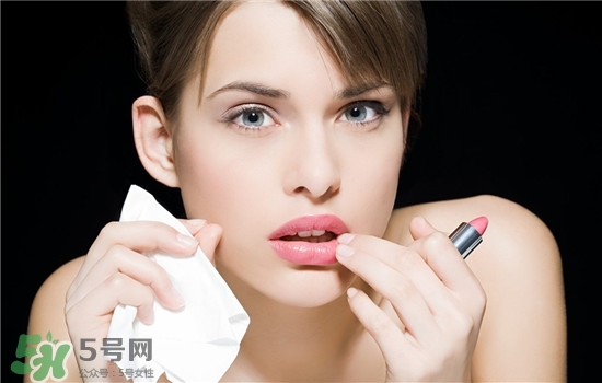 防曬唇膏要卸妝嗎？防曬唇膏晚上可以用嗎？