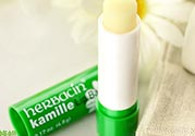 小甘菊唇膏小孩能用嗎？herbacin賀本清小甘菊唇膏小孩可以用嗎？