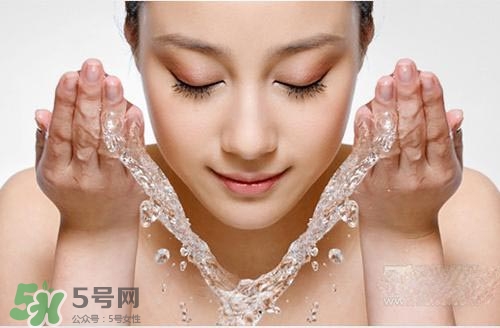 封閉性粉刺用什么洗臉？封閉性粉刺怎么洗臉？