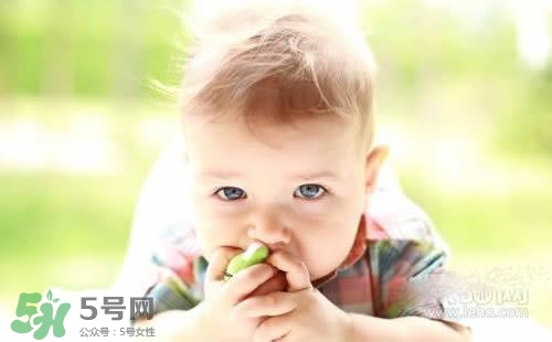 寶寶喜歡咬下嘴唇是怎么回事？寶寶喜歡咬下嘴唇怎么辦？