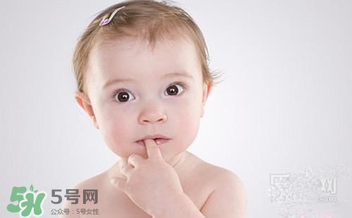 寶寶喜歡咬下嘴唇是怎么回事？寶寶喜歡咬下嘴唇怎么辦？