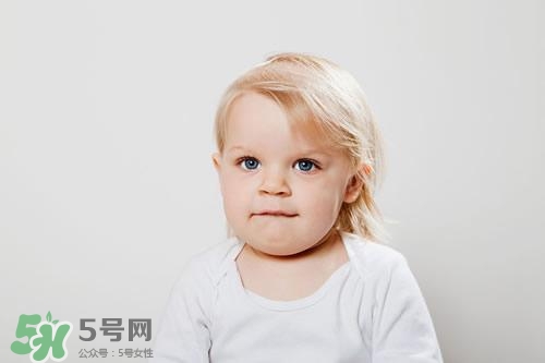 寶寶喜歡咬下嘴唇是怎么回事？寶寶喜歡咬下嘴唇怎么辦？