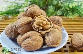 核桃皮發(fā)黑是怎么回事？核桃皮是黑色的能吃嗎？