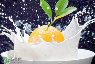 吃完橙子可以喝牛奶嗎？吃完橙子多久能喝牛奶？