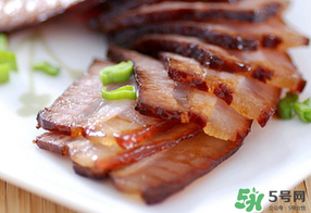 腌肉一斤放多少鹽？腌肉用什么鹽？