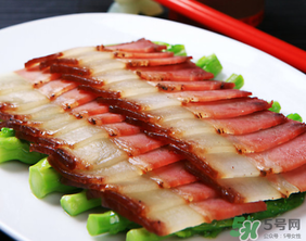 腌肉發(fā)霉了還能吃嗎？腌肉長霉怎么辦？