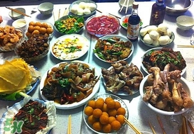 吃年夜飯為什么要關(guān)門(mén)?年夜飯為什么要關(guān)著門(mén)吃?