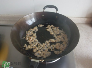 熬豬油為什么要加水？熬豬油水放多了怎么辦？