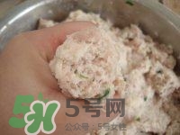 做藕丸子要放多少鹽？一斤藕做藕圓子放多少鹽合適？