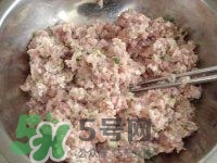 做藕丸子要放多少鹽？一斤藕做藕圓子放多少鹽合適？