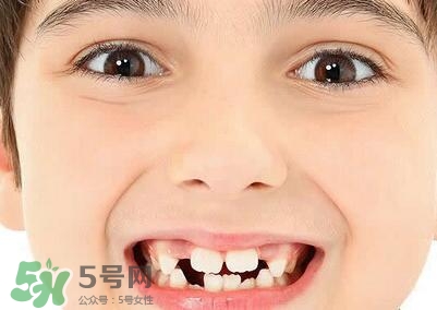 小孩換牙半年還沒長出來是怎么回事?小孩換牙注意事項(xiàng)