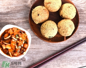 豆腐丸子要用面粉嗎？做豆腐丸子是用面粉還是淀粉？