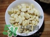 臘八蒜要放鹽嗎？臘八蒜要放多少鹽比例是多少？