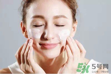 卸妝膏和卸妝水哪個好？卸妝膏和卸妝水的區(qū)別