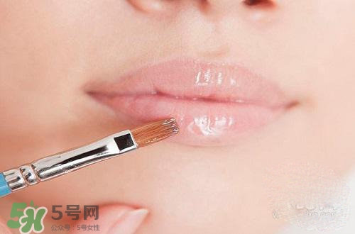 嘴唇干裂涂蜂蜜有用嗎？怎樣用蜂蜜改善嘴唇干裂？