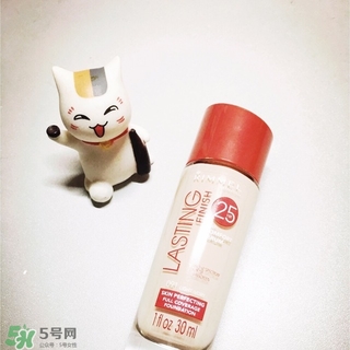 rimmel芮謎粉底液紅瓶藍瓶哪個好？rimmel粉底液紅藍瓶對比