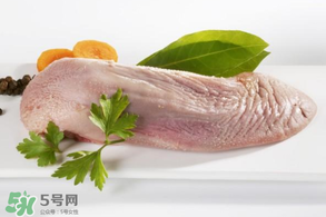 豬舌頭上的白苔怎么撕下來(lái)？豬舌頭上的白苔能吃嗎？