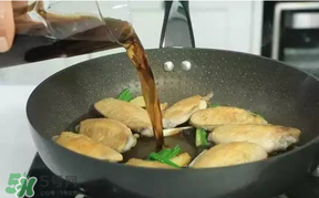 雞翅用熱水焯還是涼水？雞翅焯水冷水下鍋還是熱水？